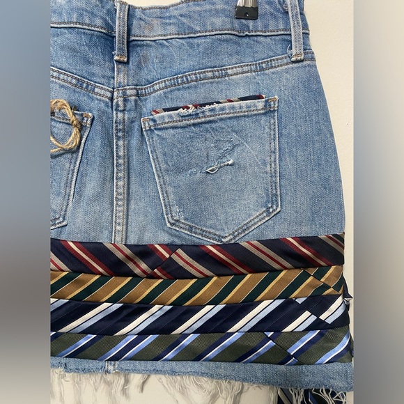 Sat in Tie Mini - Picture 7 of 7